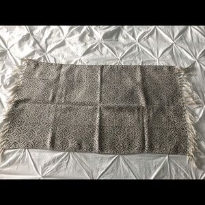 Small rug - approximately 3 ft x 2ft